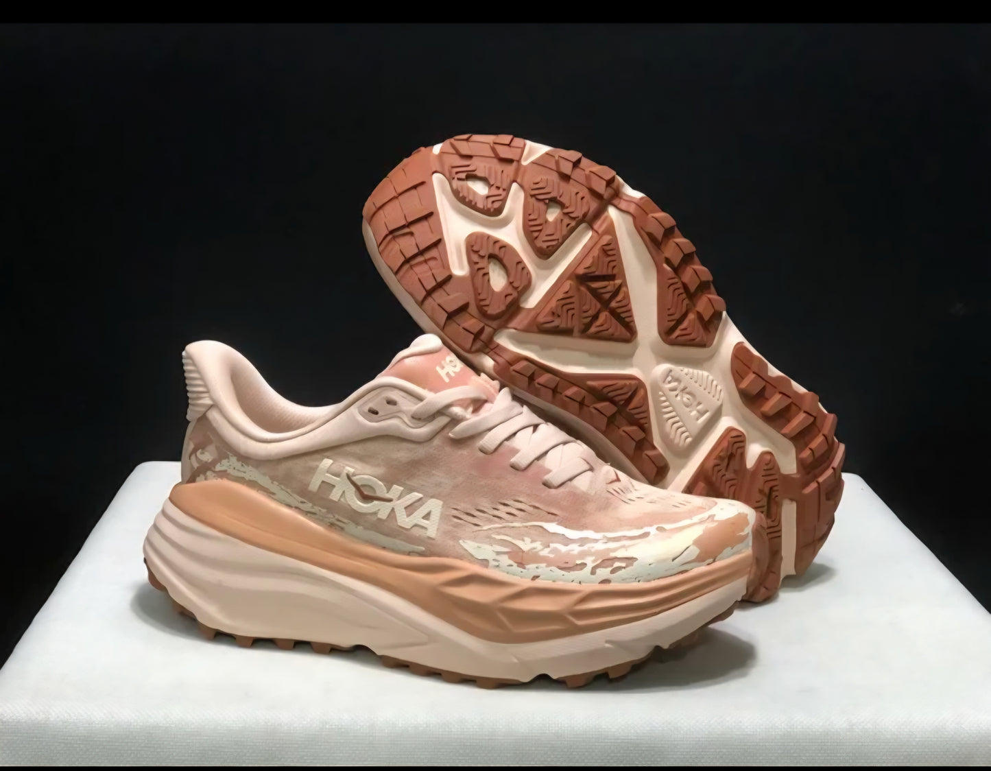 HOKA Stinson 7 – נעלי פרימיום לשטח ולהליכה, עם יציבות, שיכוך והגנה מלאה
