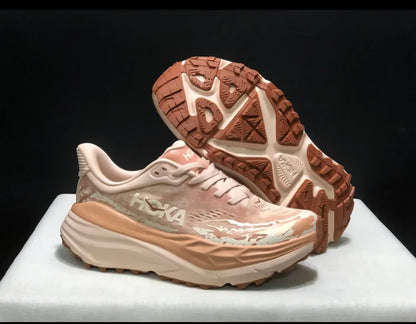HOKA Stinson 7 – נעלי פרימיום לשטח ולהליכה, עם יציבות, שיכוך והגנה מלאה