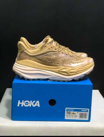 HOKA Stinson 7 – נעלי פרימיום לשטח ולהליכה, עם יציבות, שיכוך והגנה מלאה