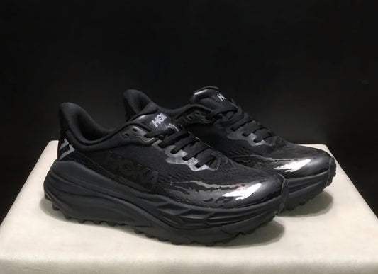 HOKA Stinson 7 – נעלי פרימיום לשטח ולהליכה, עם יציבות, שיכוך והגנה מלאה