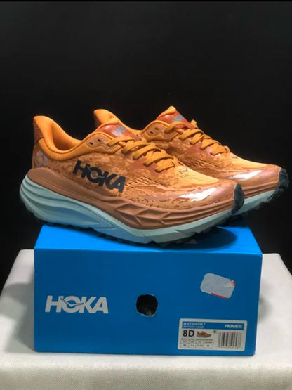 HOKA Stinson 7 – נעלי פרימיום לשטח ולהליכה, עם יציבות, שיכוך והגנה מלאה