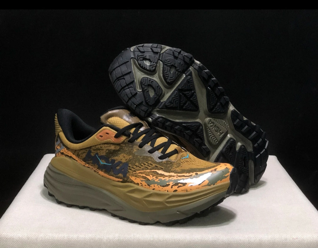 HOKA Stinson 7 – נעלי פרימיום לשטח ולהליכה, עם יציבות, שיכוך והגנה מלאה